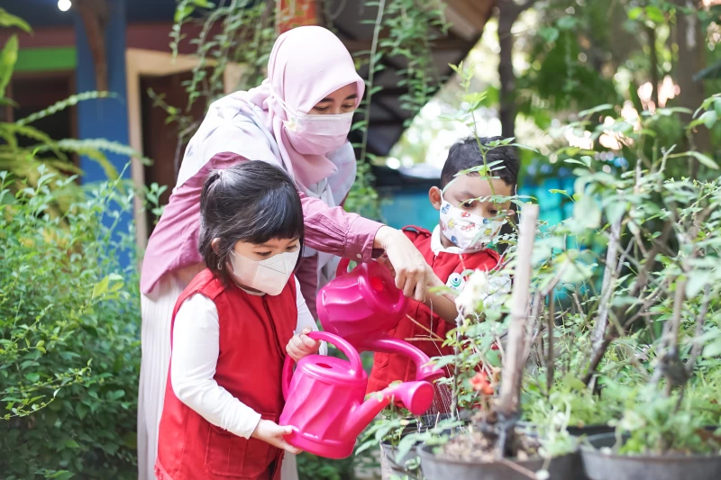 Orang Tua mendampingi siswa belajar dari rumah