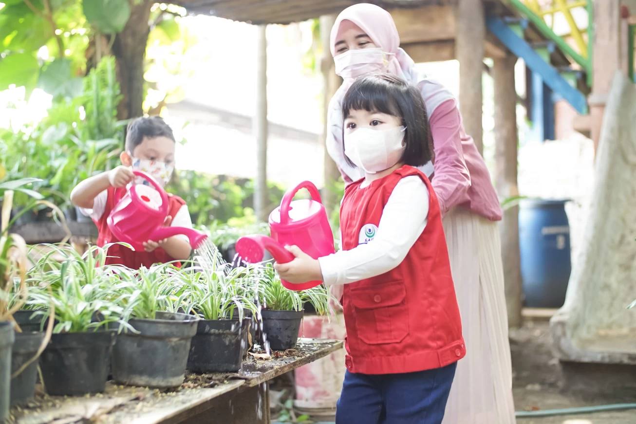 Orang Tua mendampingi siswa belajar dari rumah
