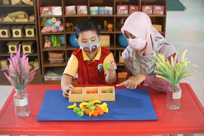 Orang Tua mendampingi siswa belajar dari rumah