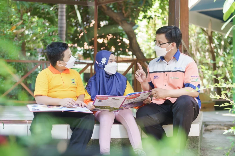 Orang Tua mendampingi siswa belajar dari rumah