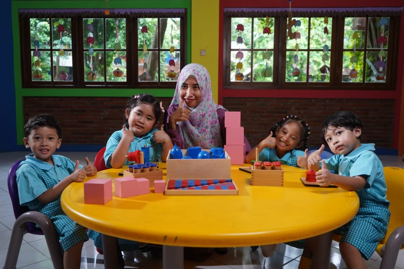 BERMAIN DENGAN METODE MONTESSORI