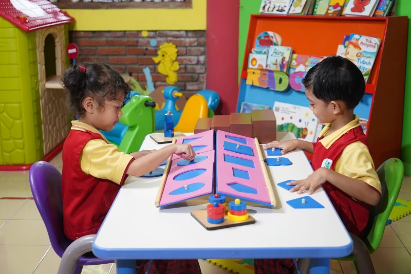 BERMAIN DENGAN METODE MONTESSORI